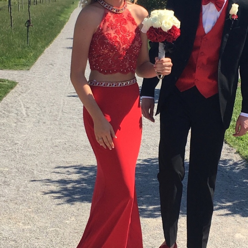 Red prom dress. MAKE AN OFFER 😊